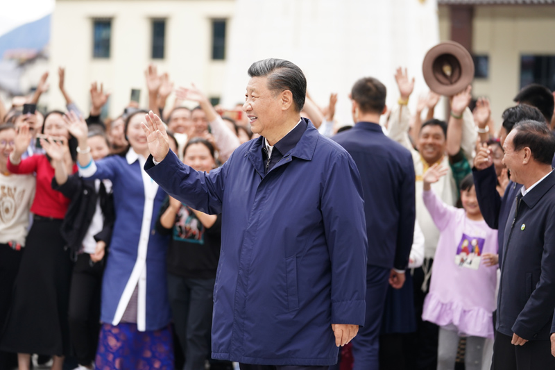 7月21日至23日，中共中央总书记、国家主席、中央军委主席习近平来到西藏，祝贺西藏和平解放70周年，看望慰问西藏各族干部群众。这是21日下午，习近平在林芝市工布公园考察时，向当地群众和游客挥手致意。新华社记者 燕雁 摄