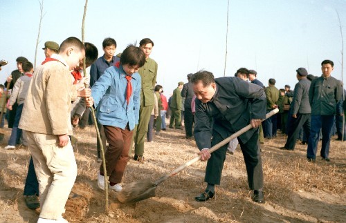 1982年植树节,邓小平在北京玉泉山上参加义务植树活动